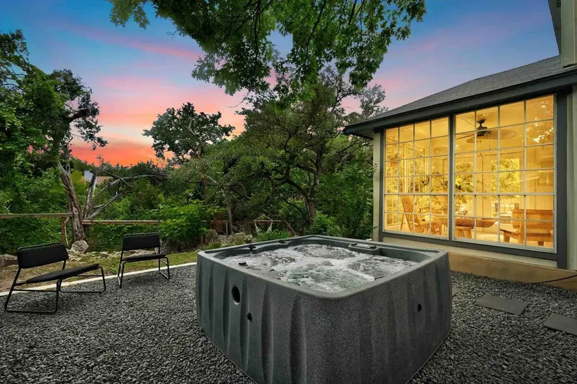 Artist Retreat on the Creek | Sleeps 10 | Hot tub - Image 1