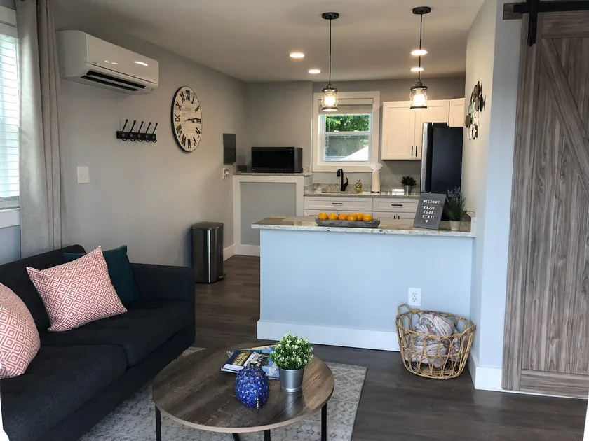 NEW lovely studio apartment with onsite parking! - Image 1