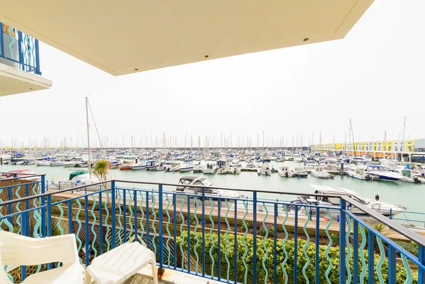 Great 2 Bed Flat-South Balcony & Harbour Views - Image 1