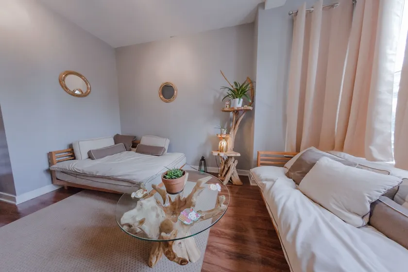 4BDRM Gorgeous Apt Pilsen Private Prking Available - Image 1