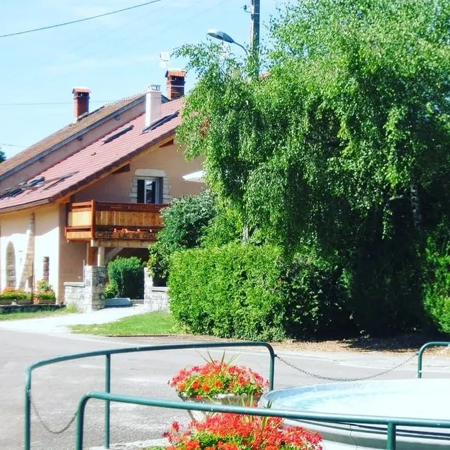 Cascade 3* gîte in the heart of the Jura, 5 min from the lake - Image 1