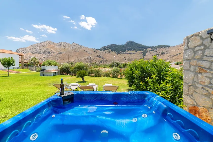 3 Bedrooms villa with pool only 200m from sea - Image 1