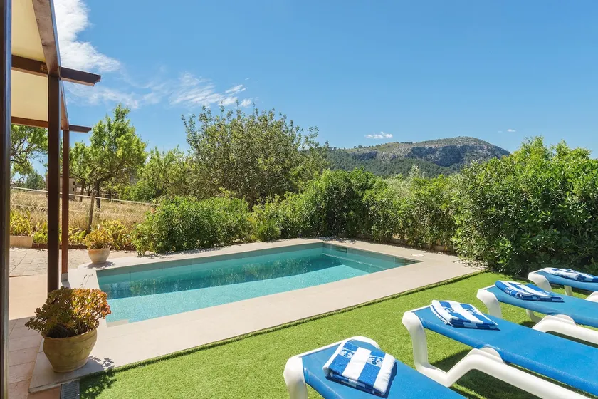 Finca with fenced pool - Image 1