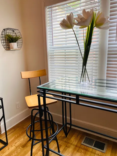 5 Minutes from the Airport & 15 min from Downtown! - Image 1