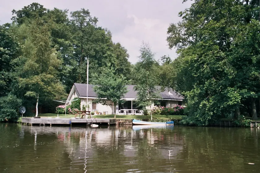 Comfortable waterfront home with wood-burning stove - Image 1
