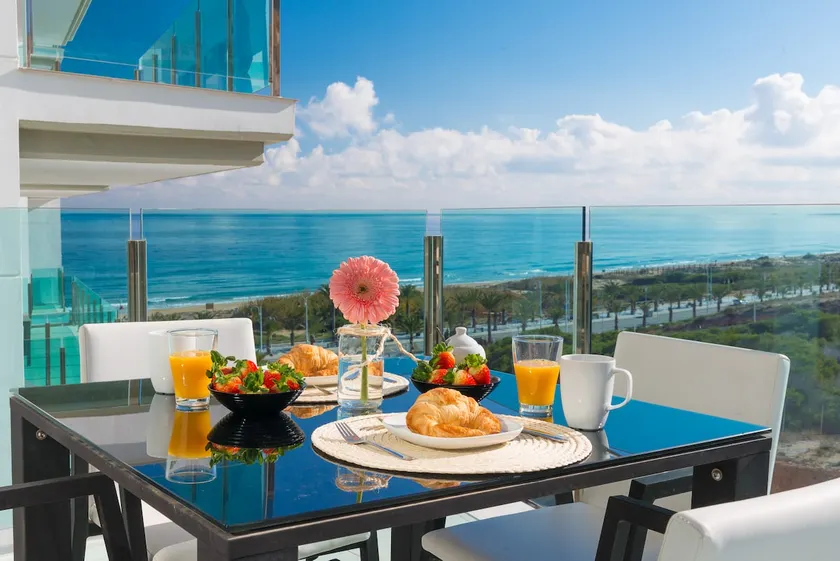 Exclusive oceanfront apartment. Pool and parking - Image 1