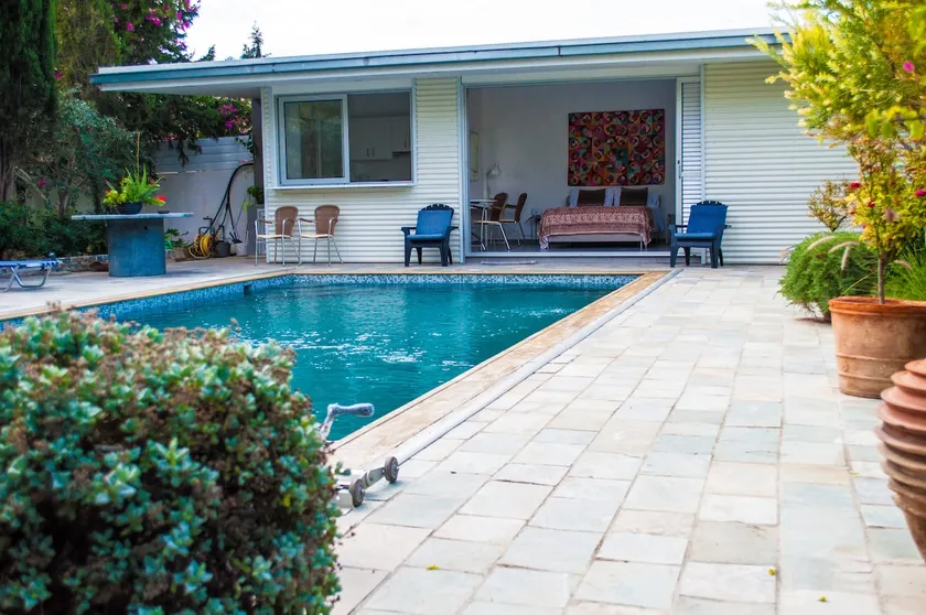 Idyllic studio with private pool - Image 1