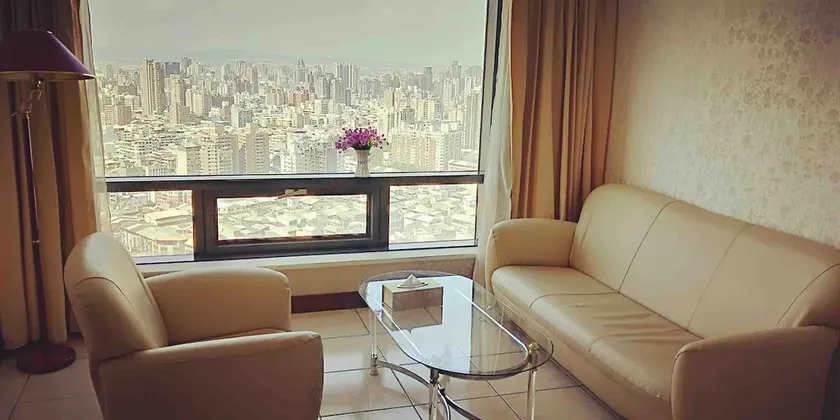 2-8 people, Jindian Hotel style high floor, SOGO business district, Feng Chia Night Market, Yizhong business district, high floor view, self check-in. - Image 1