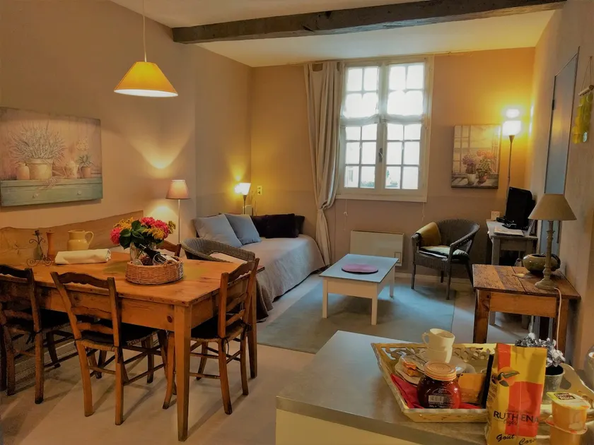 Quiet independent apartment in the historic center - Image 1