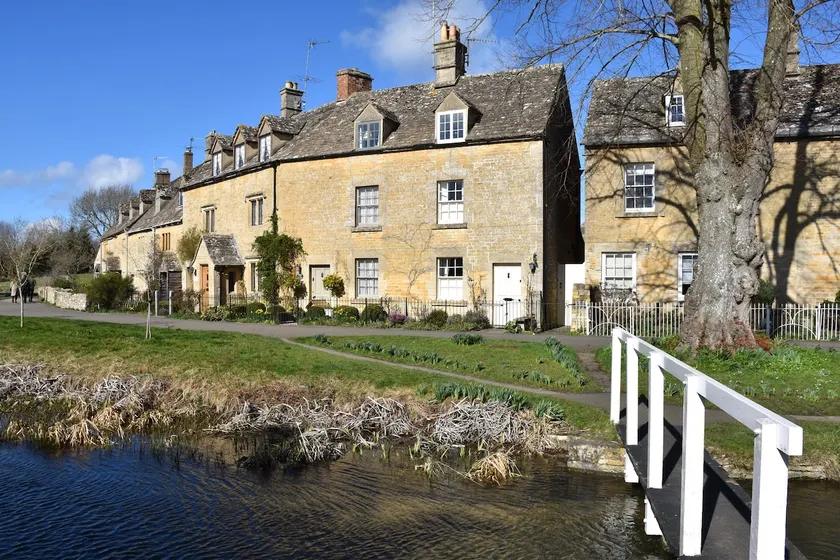 Period cottage in idyllic riverside location in prime Cotswolds village - Image 1