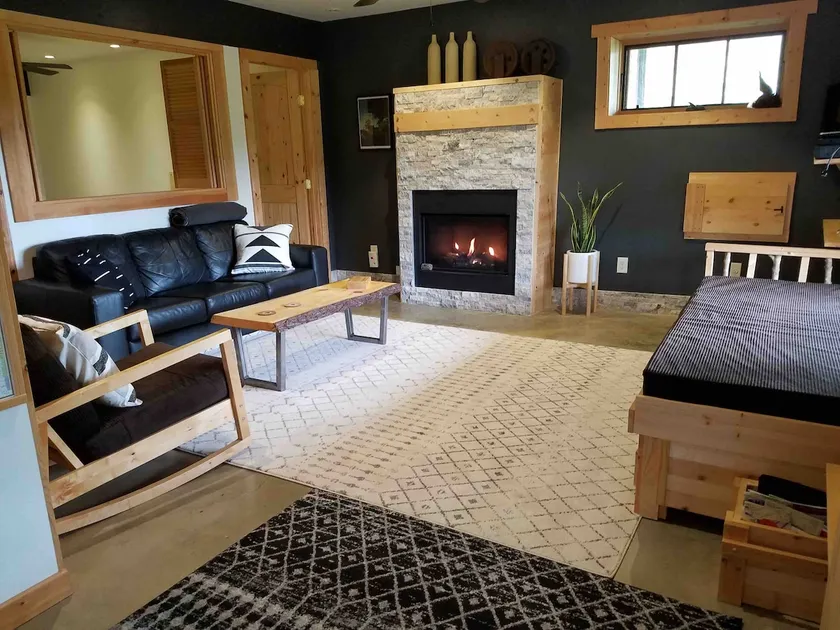 Rustic surroundings with modern comforts - Image 1