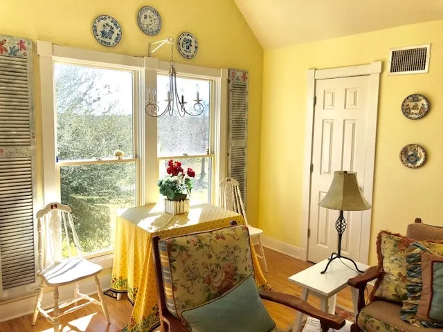 Comfortable cottage with country views - Image 1