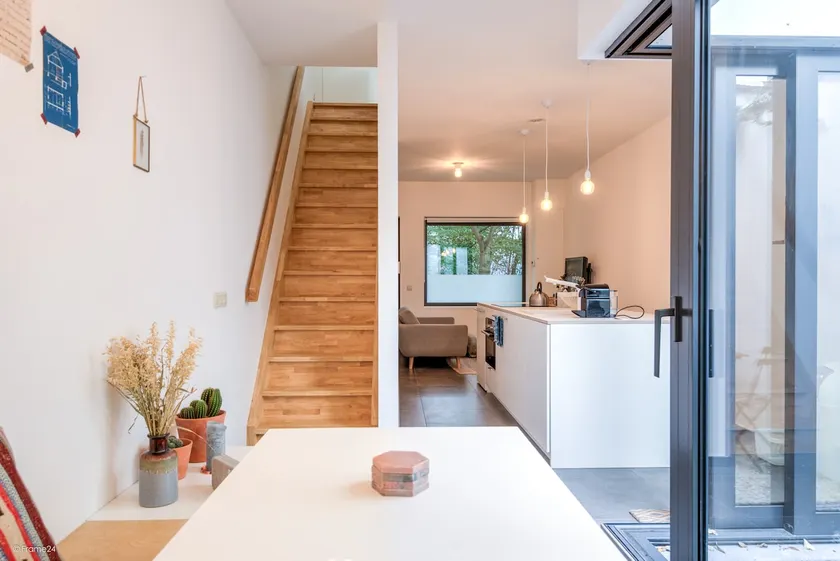 Stylishly furnished private home in a vibrant area - Image 1