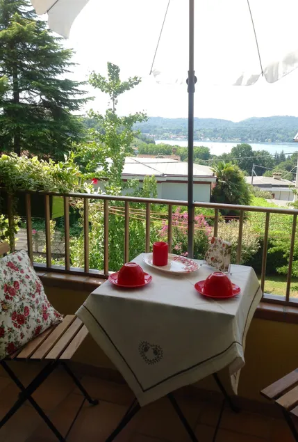 At Number 61 Bright apartment with lake view - Image 1