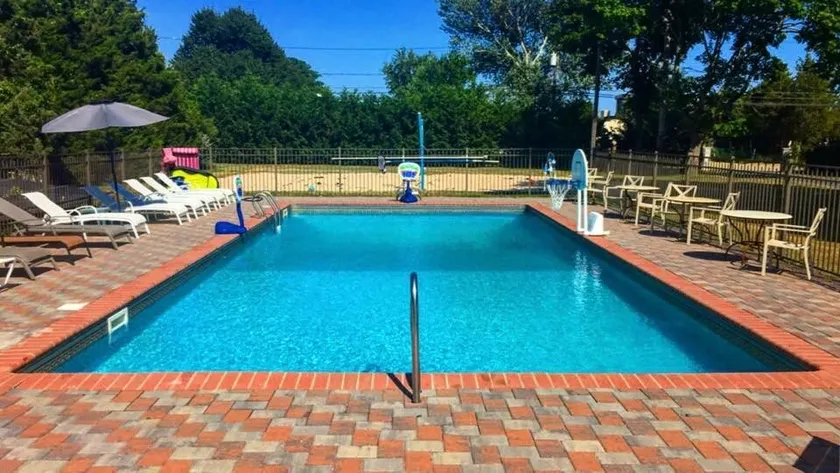 10 Bedroom Hampton House with a regulation size Pickleball court - Image 1