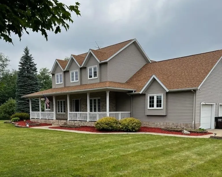 House On Grass Runway with Fly-In/Fly-Out Access - Image 1