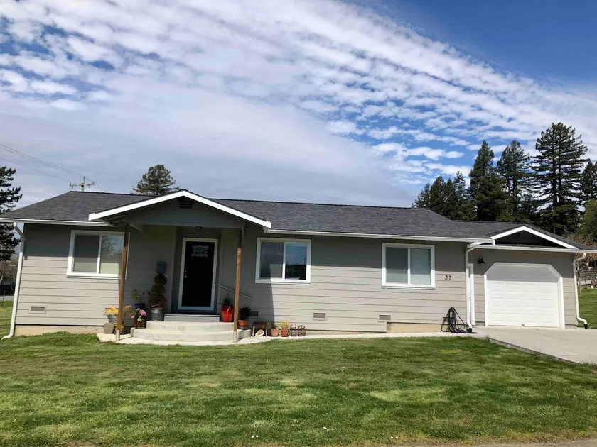 3 bedroom, 2 bath home settled in the country - Image 1