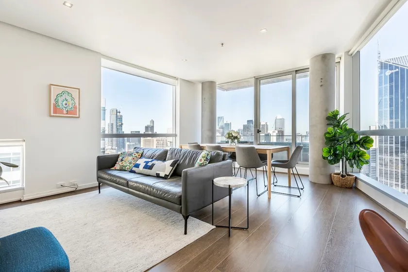 LARGE 3 BEDROOM QV APARTMENT IN BEST CBD LOCATION - Image 1