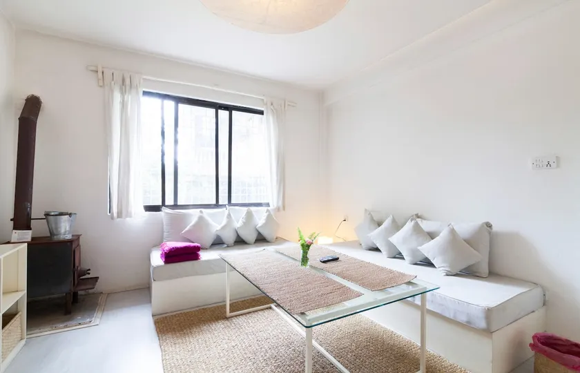 Four Red Doors Apartments - Image 1