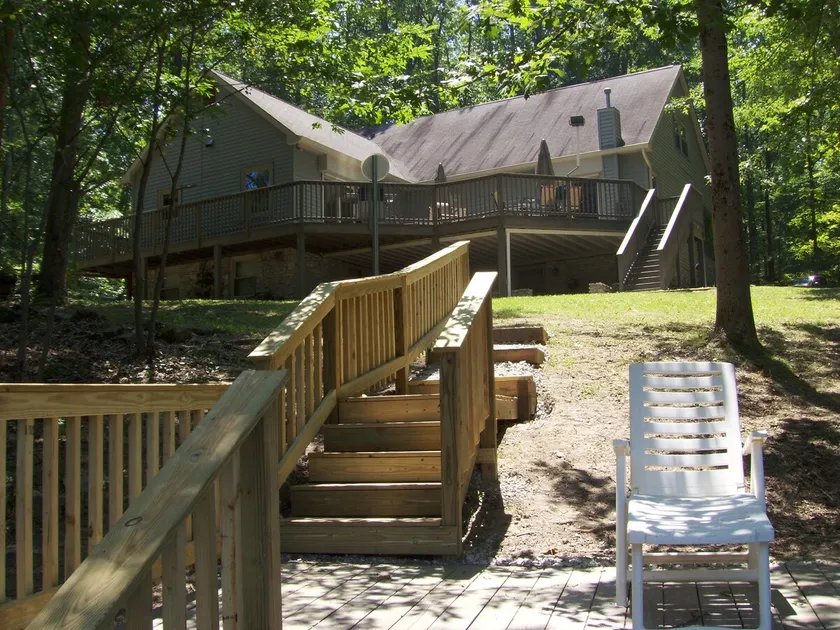 7 Bedroom Lake House with miles of Wooded Trails - Image 1