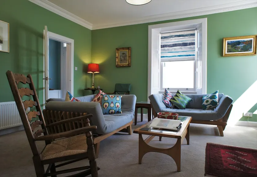 Fantastic 2 Bedroom, Spacious and Great Location! - Image 1