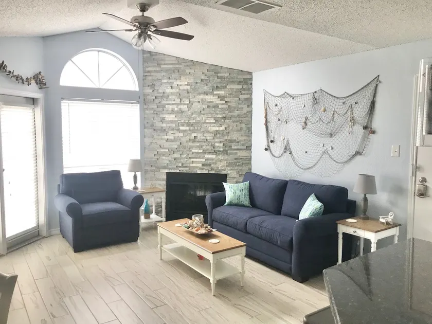 Island Breeze Condo: Relaxing getaway with a view - Image 1