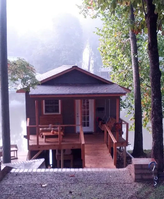 Relaxing Retreat Right on the Water - Image 1