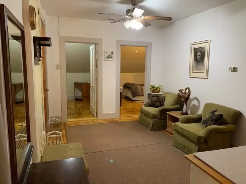 3rd Floor, walk-up private 3BR victorian apartment - Image 1