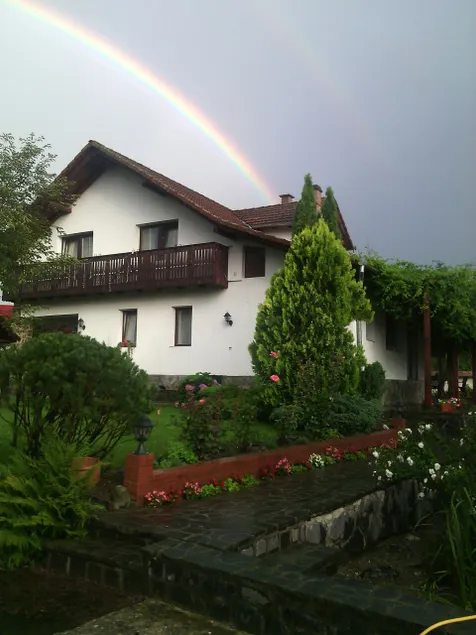 Serbota Retreat\nParklike Garden & Mountain Creek - Image 1