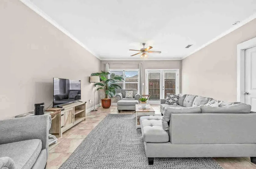 Cotton Creek Bungalow. Be in the Center of It All! - Image 1