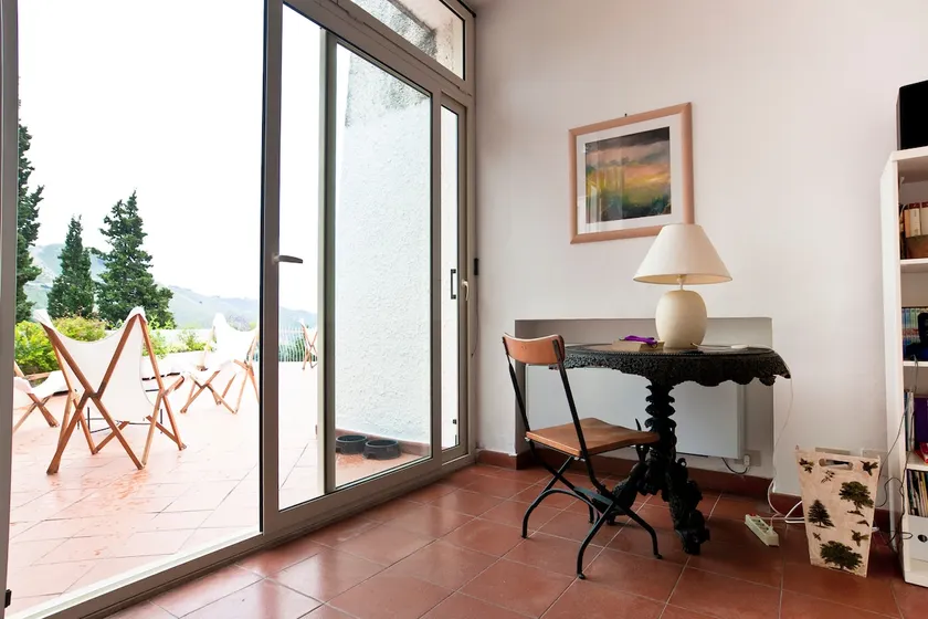 a terrace overlooking the sea... - Image 1