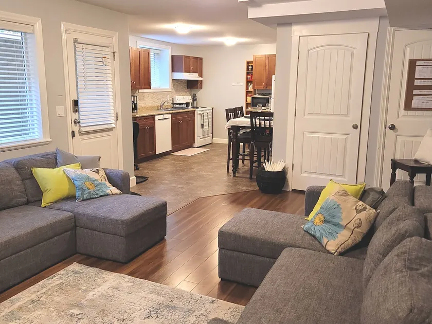 Spacious, quiet, entire suite, 1 bed, full bath. - Image 1