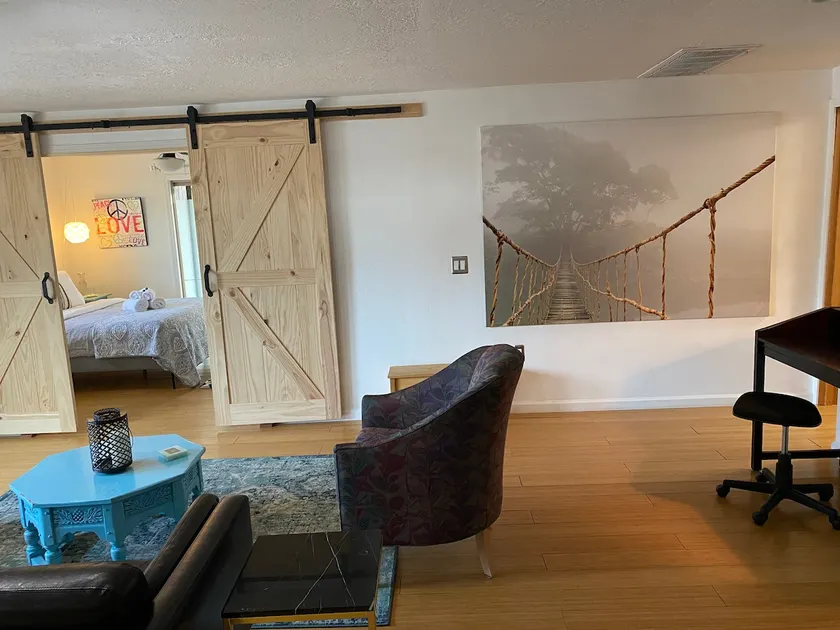 Charming east side house, with hot tub. - Image 1
