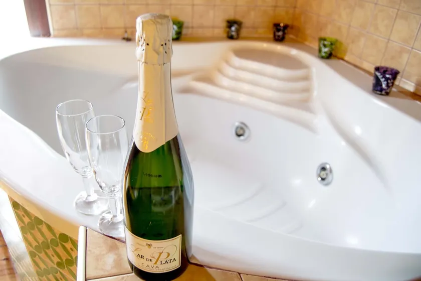 LOVE♥️SUITE Romantic home Jacuzzi and sauna. - Image 1