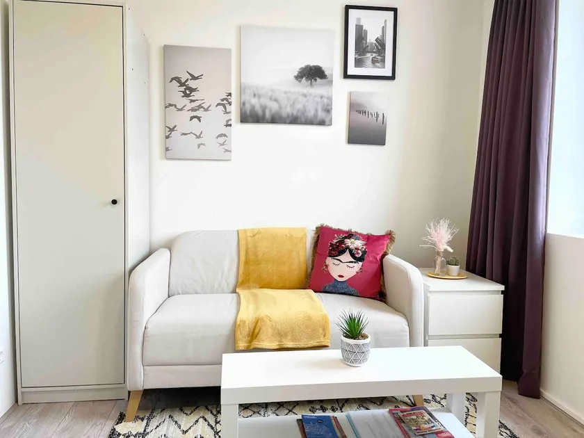 * * I(h)Art Suite | Stylish 2BR Amsterdam Stay - Image 1