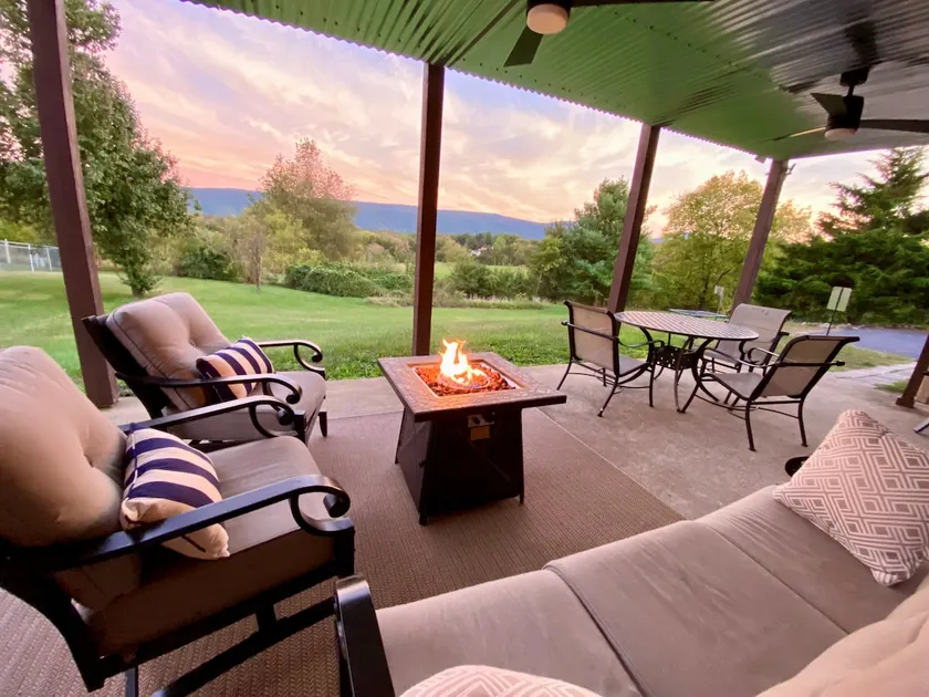 Mountain View Modern Basement Suite*King Bed*Wifi - Image 1