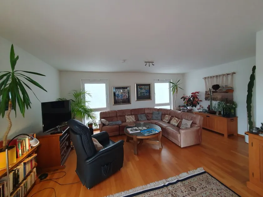 Chic penthouse with terrace and underground parking - Image 1