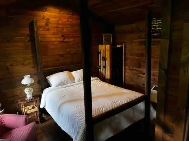 Adorable guest house with pool - Image 1
