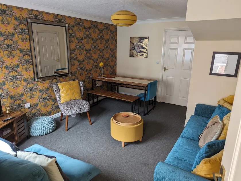 Modern 3 bedroom home *EVcharging* Garden, Parking - Image 1