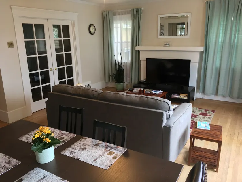 Bright and Spacious 2 Bedroom Apt. Family Friendly - Image 1