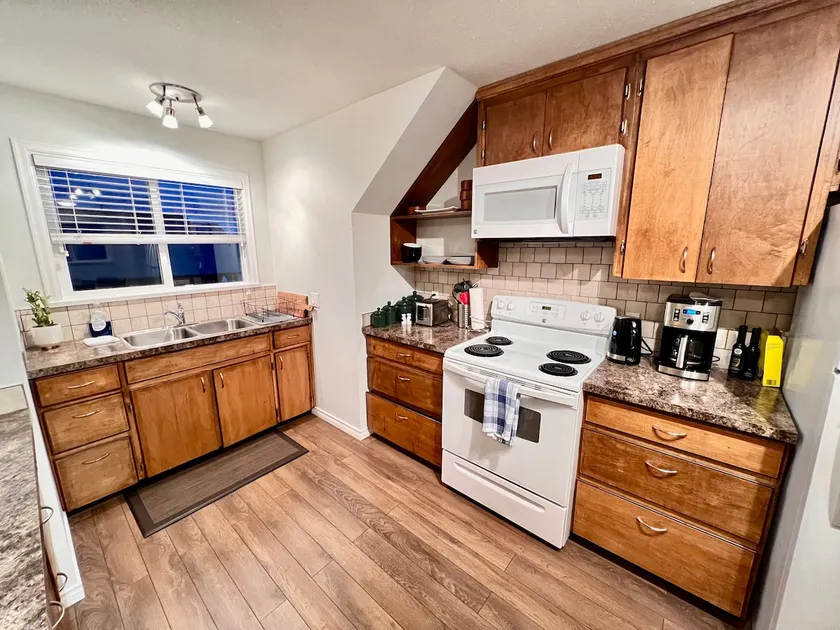 Adorable 1-bedroom guest house, private entrance - Image 1