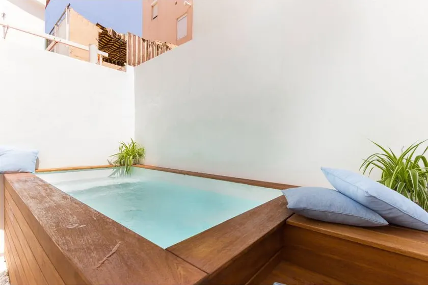 Apartment with private pool, 50 meters from the beach - Image 1