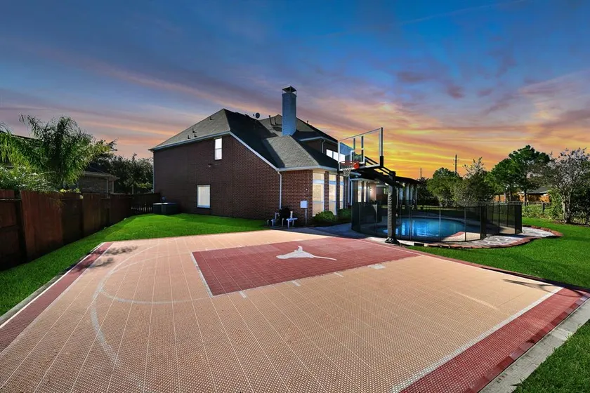 FIFA World Cup Mansion w/ pool! 14 beds houses 17! - Image 1