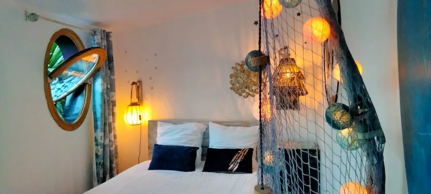 Atypical beachfront micro-house - Image 1