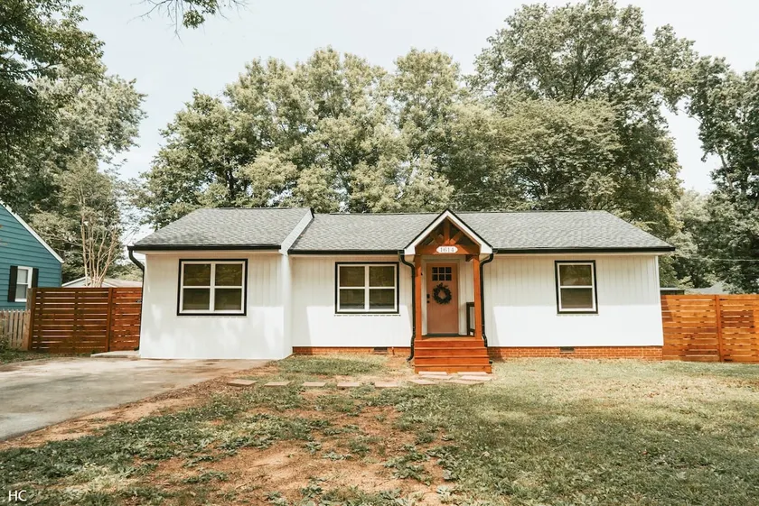 Jolene’s Place in Springbrook Park by TYS airport - Image 1