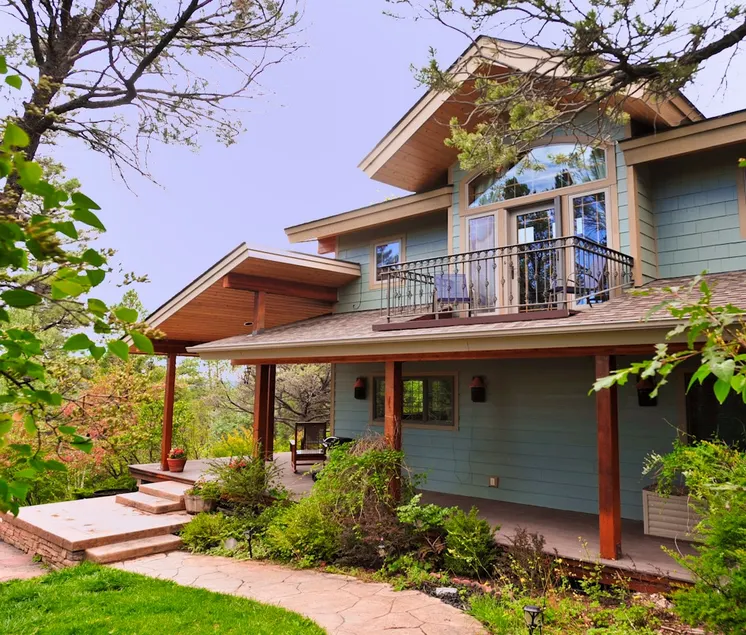 Beautiful, upscale home in private setting. - Image 1