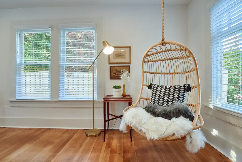 Cozy Bungalow Blocks from Downtown + Soaking Tub - Image 1