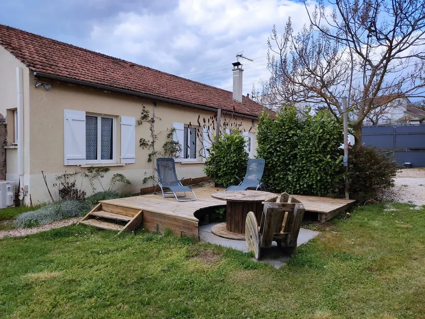House on its 1000 m2 wooded and enclosed land - Image 1