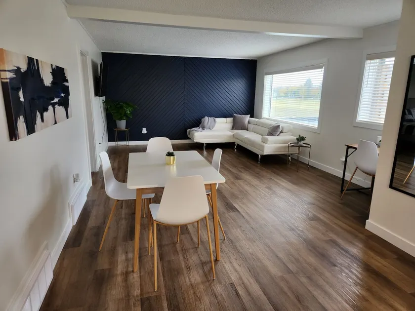 Modern, Spacious, Upstairs Apt. - Image 1