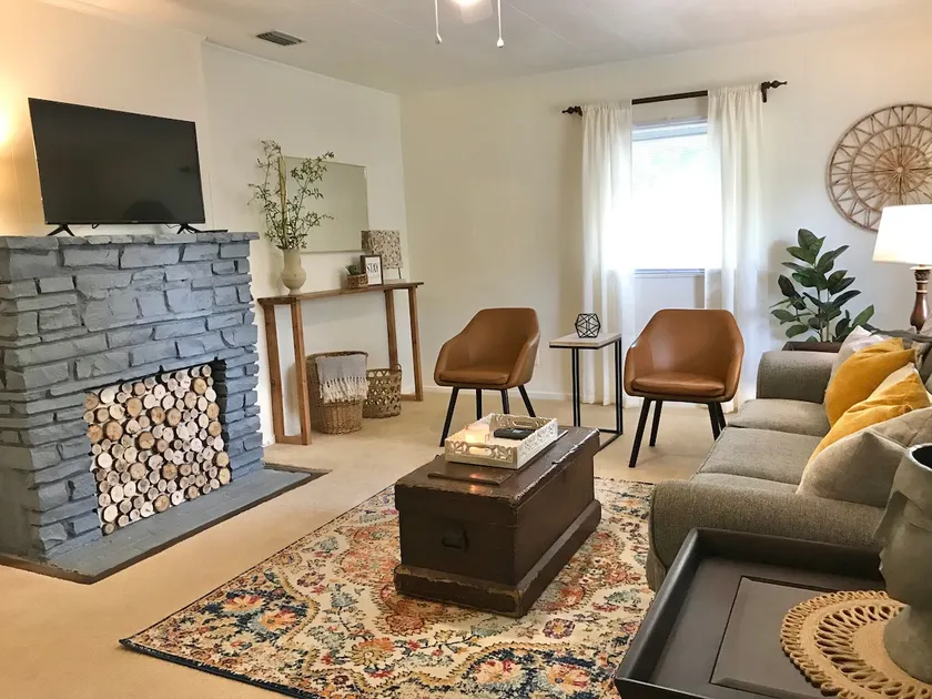 Charming Home Steps away from Silver Springs - Image 1